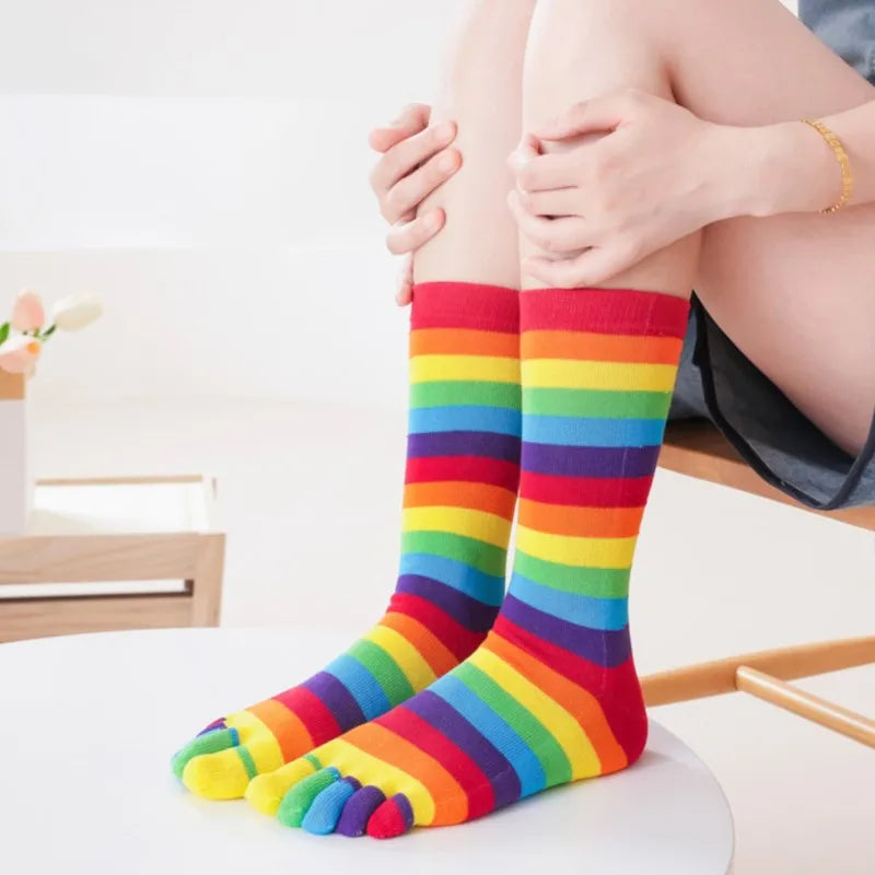 Damen Regenbogen Gestreifte Fünf-Zehen Baumwollsocken – Bunte Split-Toe Mid-Calf Sportsocken
