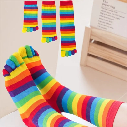 Damen Regenbogen Gestreifte Fünf-Zehen Baumwollsocken – Bunte Split-Toe Mid-Calf Sportsocken