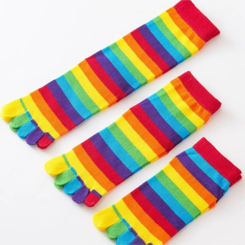 Damen Regenbogen Gestreifte Fünf-Zehen Baumwollsocken – Bunte Split-Toe Mid-Calf Sportsocken