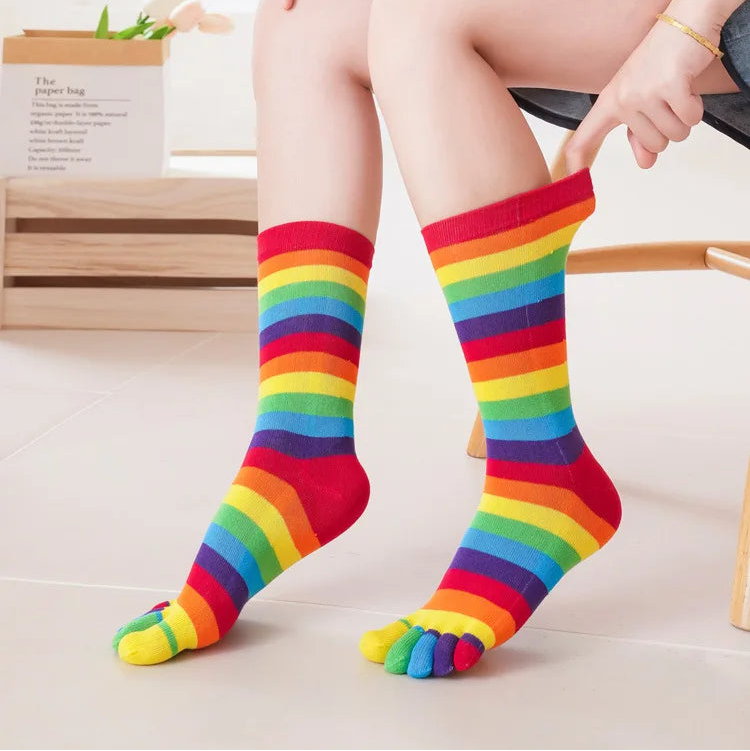 Damen Regenbogen Gestreifte Fünf-Zehen Baumwollsocken – Bunte Split-Toe Mid-Calf Sportsocken