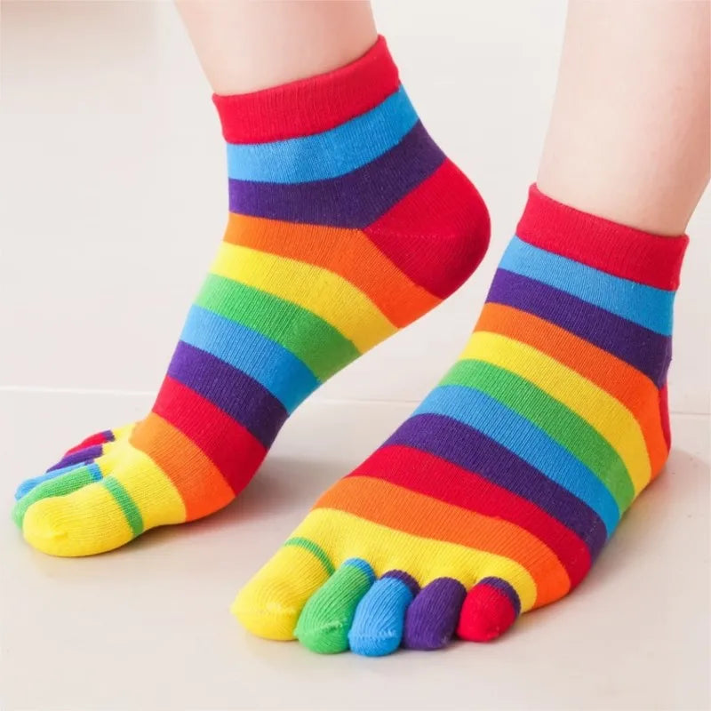 Damen Regenbogen Gestreifte Fünf-Zehen Baumwollsocken – Bunte Split-Toe Mid-Calf Sportsocken