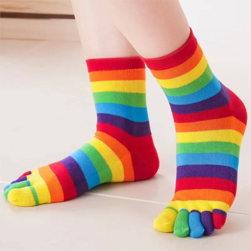 Damen Regenbogen Gestreifte Fünf-Zehen Baumwollsocken – Bunte Split-Toe Mid-Calf Sportsocken