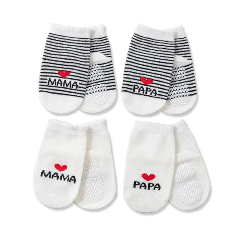 4 Paar Baby Anti-Rutsch Socken für Jungen & Mädchen – Mama Papa Herz Muster Erste Schritte Bodensocken Weiß Schwarz Gestreift